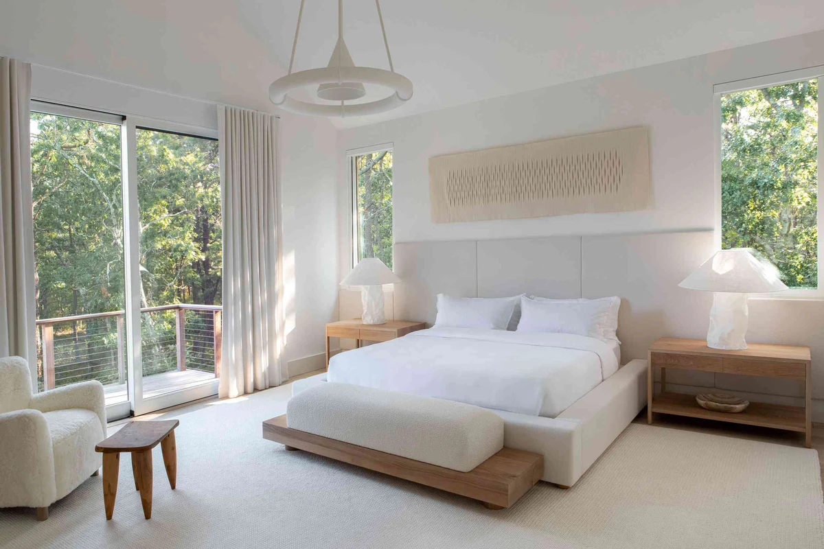 How Warm Minimalist Bedrooms Blend Comfort with Elegance